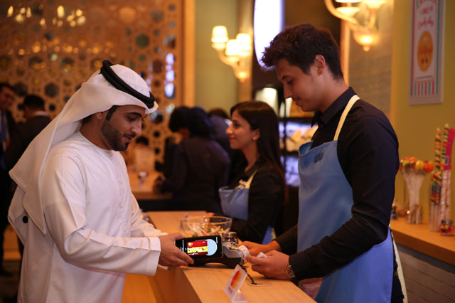 27일(현지시각) 아랍에미리트연합 두바이에서 열린 론칭행사 참석자가 삼성페이를 체험하고 있다. /삼성전자 제공