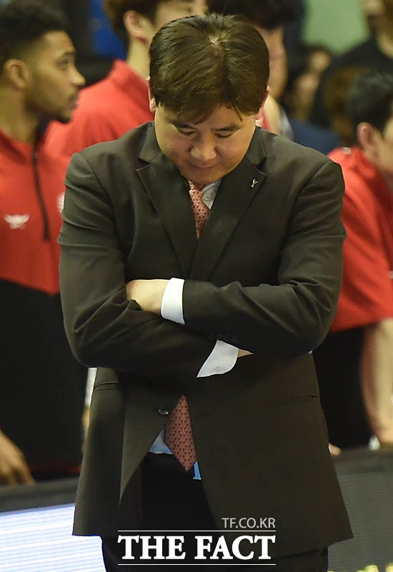 KGC가 78-82로 패한 가운데 김승기 감독이 아쉬운 표정으로 보이며 고개를 숙이고 있다.