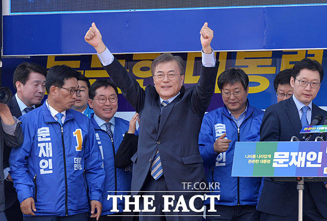 문재인 더불어민주당 대선후보가 29일 오후 전북 익산시 익산역 앞 동부광장에서 유세에 나섰다. /익산=문병희 기자