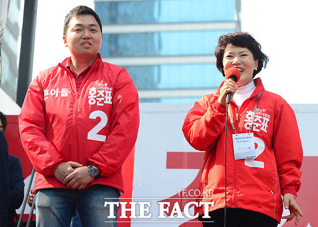 홍준표 자유한국당 대선 후보의 지원 유세에 나선 홍 후보의 부인 이순삼 씨(오른쪽)와 장남 정석 씨