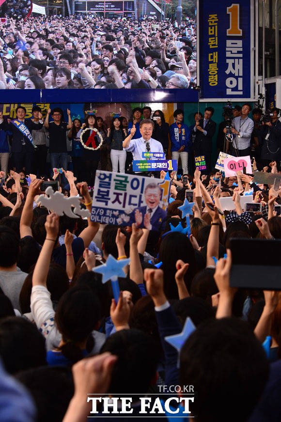 문재인 더불어민주당 대선 후보가 30일 오후 서울 마포구 신촌 로터리 앞에서 집중유세를 펼치며 국민들의 지지를 호소하고 있다./남윤호 기자