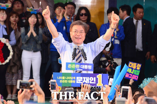 문재인 더불어민주당 대선 후보가 30일 오후 서울 마포구 신촌 로터리 앞에서 집중유세를 펼치며 국민들의 지지를 호소하고 있다./신촌=남윤호 기자