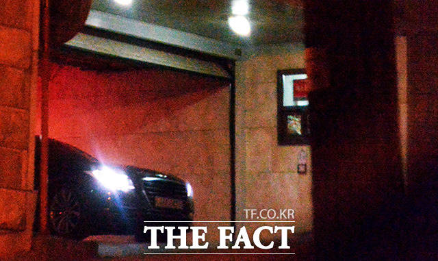 지난달 19일 저녁 서울 강남구 학동로에 있는 장모 집에서 차량을 이용해 이동하고 있는 우병우 전 민정수석. /임세준 기자