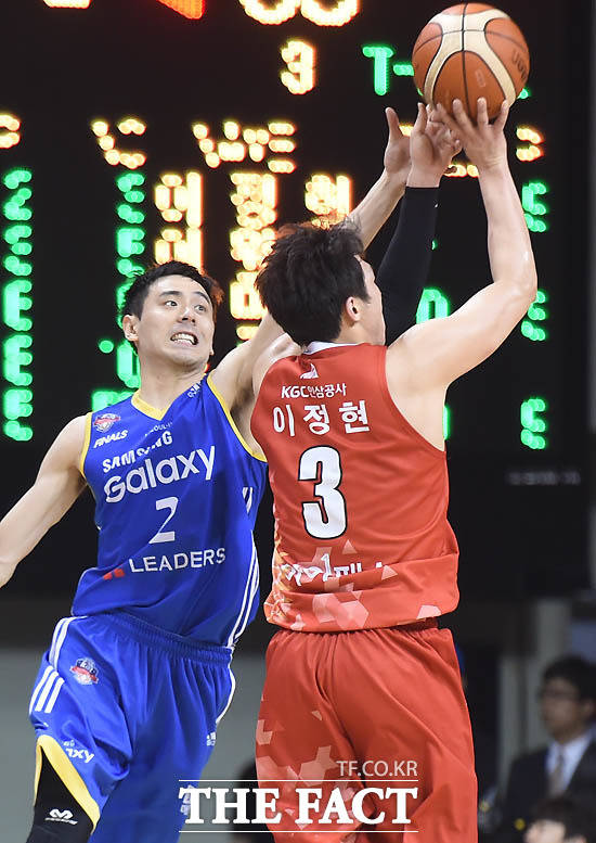KGC 이정현이 삼성 이관희의 마크 앞에서 3점슛을 성공시키고 있다.