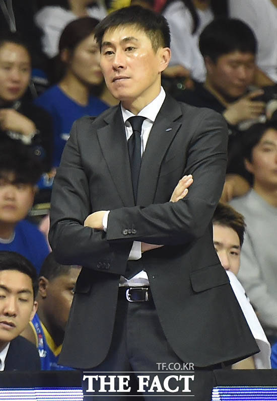 삼성이 경기 초반부터 크게 리드를 당한 뒤 점수차를 좁히자 못하자 이상민 감독이 안타까운 표정을 보이고 있다.