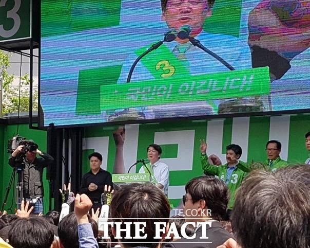 안철수 국민의당 대선후보가 1일 인천 신세계백화점 앞에서 유세를 하고 있다. /인천=변동진 기자