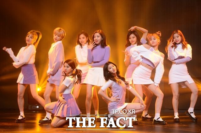 그룹 트와이스는 우아하게 치어 업 TT 낙낙 등 발표 곡마다 히트를 시키며 국내 대표 걸그룹으로 자리매김했다. /더팩트 DB