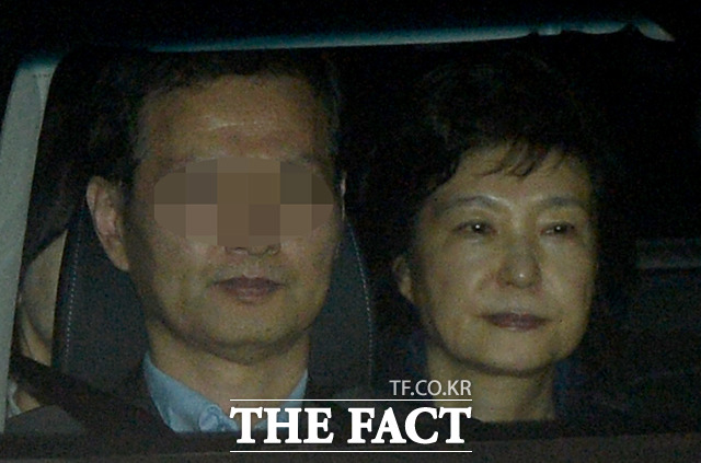 2일부터 박근혜 전 대통령의 재판이 시작된다. 사진은 지난 3월 31일 새벽 뇌물수수 혐의 등으로 구속이 확정된 박 전 대통령이 서울구치소로 향하던 당시. /남용희 기자