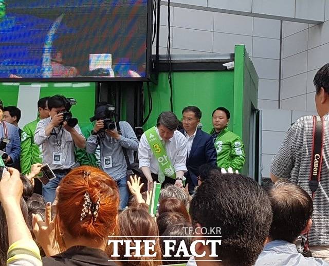 안철수 국민의당 대선후보가 인천 유세를 끝낸 후 시민들의 손을 잡아주고 있다. /변동진 기자