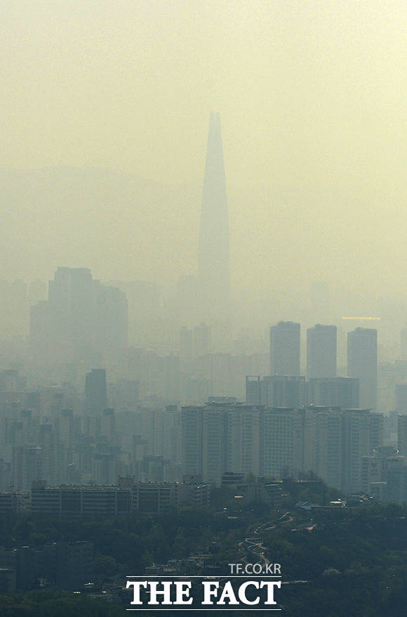 미세먼지 농도 주목! 5월 황금연휴를 맞아 여행객들이 늘고 있는 가운데 미세먼지에 대한 관심도 높아지고 있다. /임세준 기자