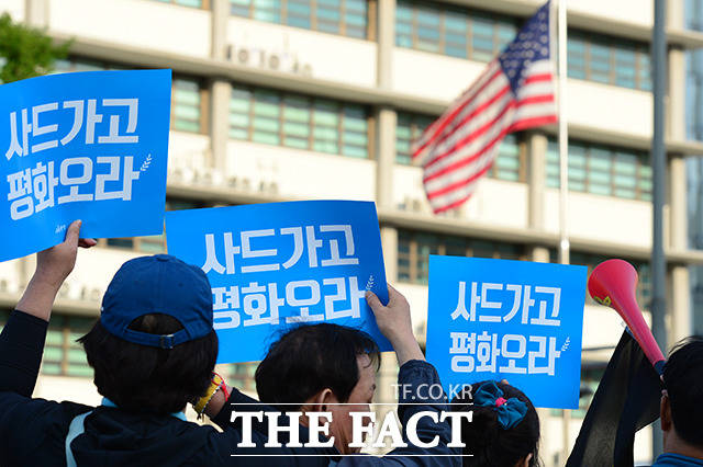 한국과 미국이 사드(고고도미사일방어체계) 비용부담을 놓고 서로 다른 주장을 내놓으면서 진실공방을 벌이고 있다. 사진은 대선 전 마지막 촛불집회인 광장의 경고! 촛불 민심을 들어라, 23차 범국민행동의 날이 지난달 29일 오후 서울 광화문광장에서 열린 가운데 참가자들이 사드반대 손피켓을 들어보이는 모습. /남용희 기자