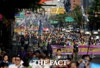 [TF포토] '만국의 노동자여, 단결하라!'…광화문 행진하는 노동자