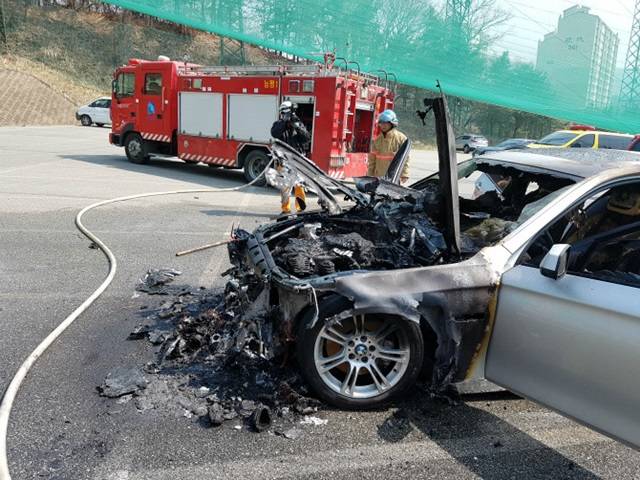 BMW 갑작스런 화재 발생 경고등 하나 들어오지 않았다! 1일 자동차 커뮤니티 보배드림에 자신의 BMW 차에 갑자기 화재가 발생했다는 게시글이 올라와 관심이 집중되고 있다. /보배드림 홈페이지 캡처