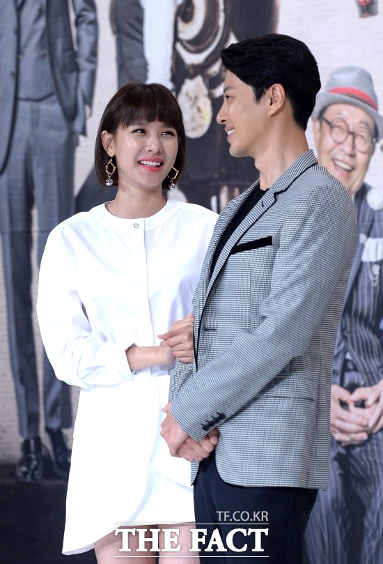 배우 조윤희와 이동건(왼쪽부터)은 지난 2월 종영된 KBS2 주말드라마 월계수 양복점 신사들에서 커플을 연기한 후 실제 연인으로 발전했다./임세준 기자