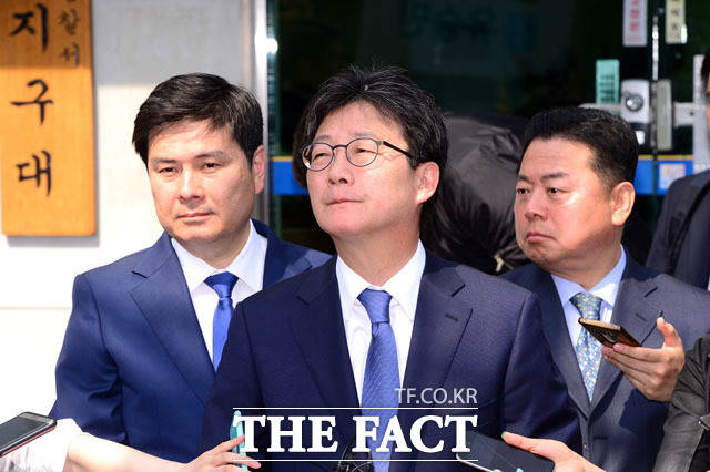 자유한국당으로 떠난 13명의 바른정당 의원... 먼 산 보는 유승민 후보