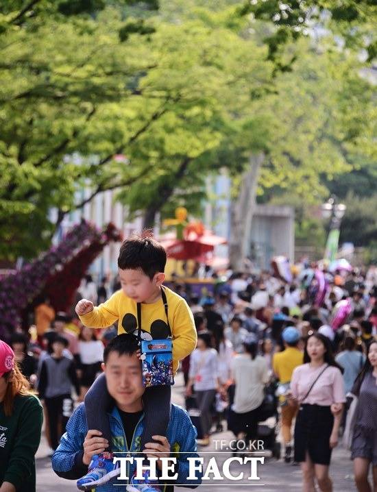 5월 5일 어린이날을 앞두고 자녀를 위한 선물로 어린이보험이 관심을 끌고 있다. /더팩트 DB