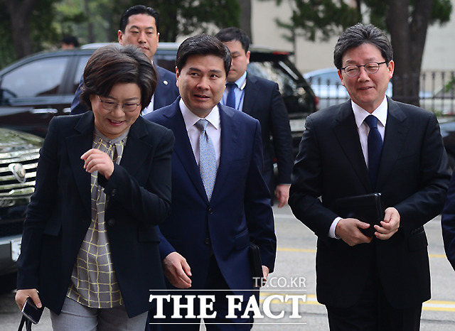 이혜훈 바른정당 의원(왼쪽)에 따르면 김무성 공동선대위원장은 당을 만든 주인의 입장에서 탈당할 수는 없다는 의견을 밝혔다. /이새롬 기자