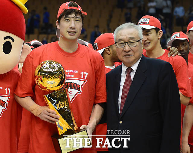 KGC인삼공사 주장 양희종이 KBL 김영기 총재로부터 우승 트로피를 받고 있다. 최용민기자