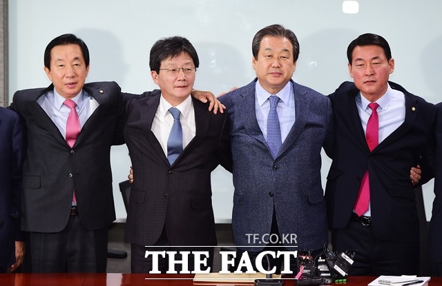 김성태 의원과 황영철 의원은 자유한국당 복당 신청과 함께 홍준표 대선후보 선거운동에 동참하겠다는 뜻을 밝혔다. /배정한 기자