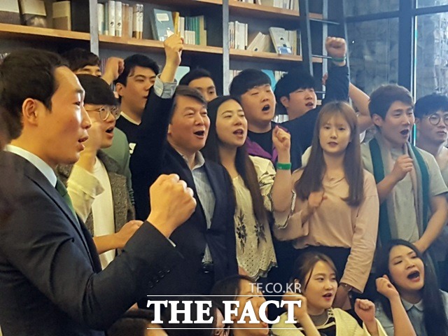 안철수 국민의당 대선후보가 2일 서울 마포구 홍익대학교 인근 카페에서 청년들과 희망토크를 한 뒤 사전선거운동을 장려하는 동영상을 촬영하고 있다. /홍대=서민지 기자