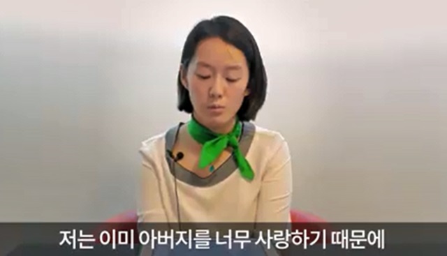 안철수 국민의당 대선후보의 외동딸 안설희 씨가 안 후보와 김미경 서울대 의대 교수 부부의 29번째 결혼기념일을 맞아 1일 SNS에 공개적으로 축하메시지 동영상을 남겼다. /안철수 페이스북 동영상 갈무리