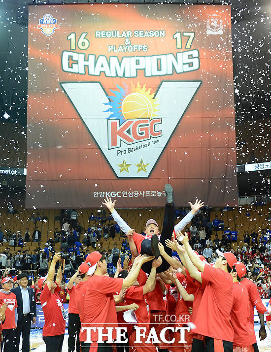 안양KGC 88-86으로 승리를 거두고 우승을 차지한 가운데 선수들이 김승기 감독을 헹가래하고 있다.