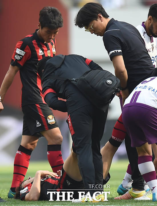 서울 이석현이 경기 중 다리에 쥐가 나자 응급처치를 받고 있다.
