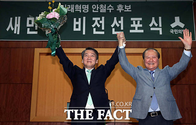 안철수 후보(왼쪽)가 새만금비전을 발표 한 뒤 강현욱 전 전북지사와 함께 포즈를 취하고 있다.