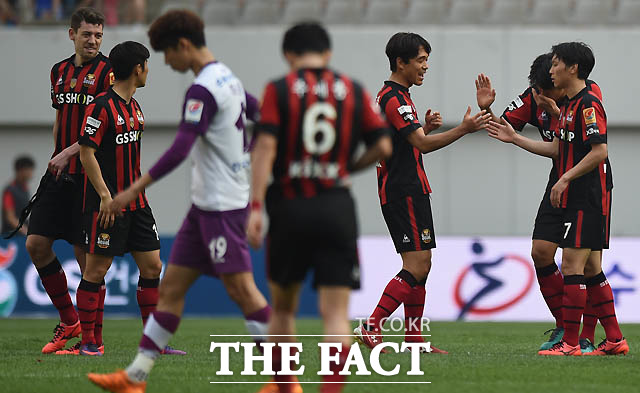 서울이 1-0으로 전남에 승리를 거둔 가운데 박주영이 후배들과 하이파이브를 나누며 기뻐하고 있다.