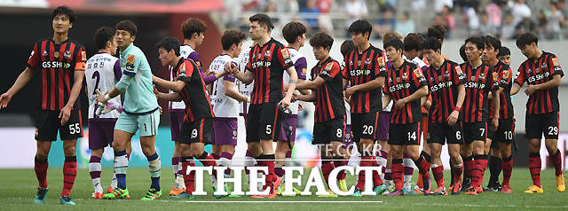 서울이 1-0으로 전남에 승리를 거둔 가운데 양팀 선수들이 경기 종료 후 인사를 나누고 있다.