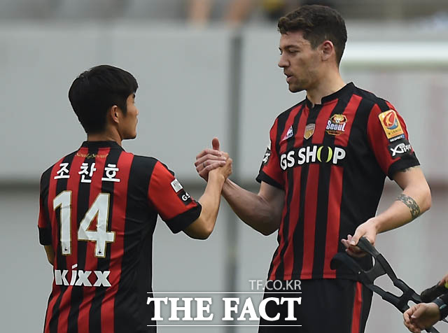 서울이 1-0으로 전남에 승리를 거둔 가운데 결승골을 넣은 오스마르가 조찬호와 하이파이브를 나누고 있다.
