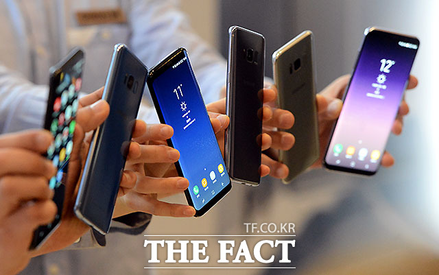 SK텔레콤은 공식 온라인숍 T월드 다이렉트를 통해 휴대전화 판매 유형을 분석한 결과, 지난달 65세 이상 구매 고객들이 선택한 스마트폰 1위는 삼성전자 프리미엄 스마트폰 갤럭시S8인 것으로 집계됐다. /이효균 기자