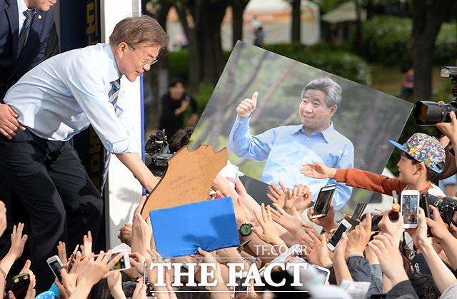 고양시 유세 현장을 찾은 지지자들 사이에서 노무현 전 대통령의 사진 판넬을 바라보는 문 후보./임영무 기자