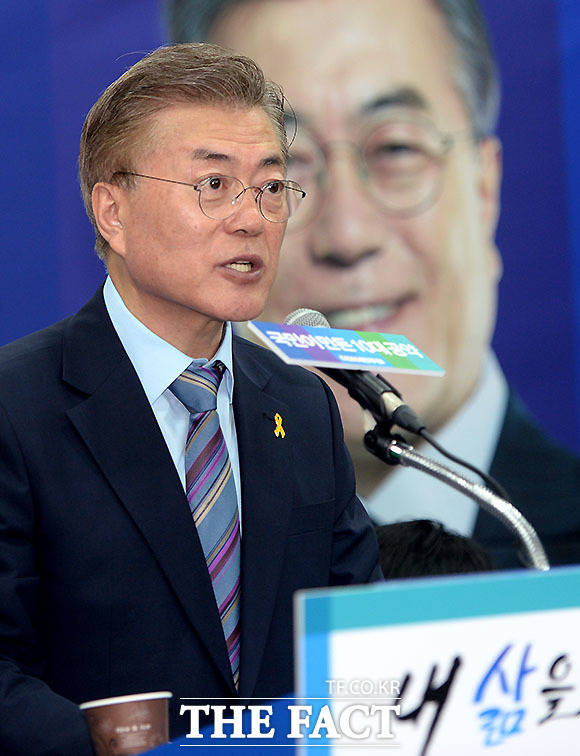 문재인 더불어민주당 대선후보 측은 5일 국민의당이 문 후보의 아들 문준용 씨의 한국고용정보원 특혜 채용 의혹 관련 녹취 파일을 공개한 데 대해 허무맹랑한 허위사실이라고 반박했다. 이날 오전 서울 여의도 더불어민주당 당사에서 국민이 만든 10대 공약을 발표하는 문 후보./여의도=이효균 기자