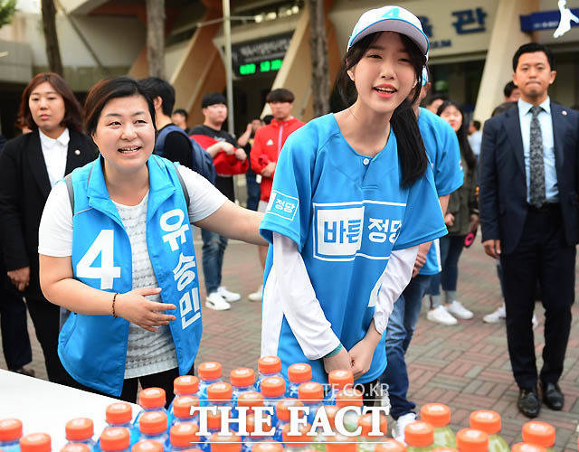 하태경 바른정당 의원은 5일 자신의 SNS에 유승민 후보의 딸 유담 씨를 성희롱한 남성을 검거했다고 밝혔다. 하 의원은 SNS를 통해 유담 양 성추행범을 오전에 검거했다고 한다. 네티즌의 신속한 제보 덕분이라고 감사를 표했다. /최용민 기자