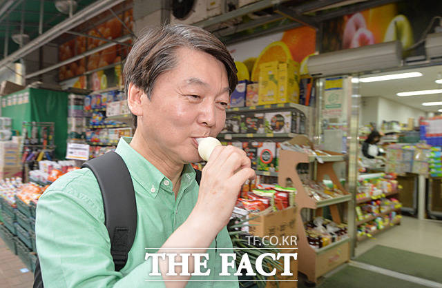 안철수 국민의당 대선후보가 뚜벅이 유세 중 아이스크림을 먹고 있다. /문병희 기자