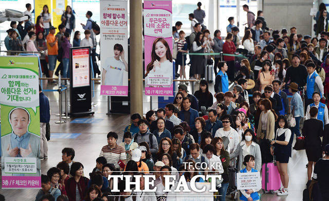 제19대 대통령 선거 사전투표가 실시된 4일 오전 인천 운서구 인천국제공항 3층 출국장에 마련된 사전투표소에서 유권자들이 한표 행사를 하기 위해 줄을서서 기다리고 있다. /배정한 기자