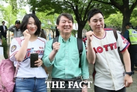 [TF포토] '두팀 모두 응원합니다!'…사직야구장 찾은 안철수