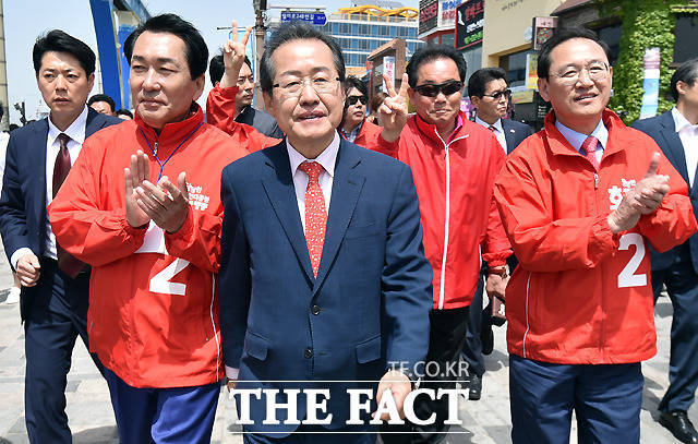 홍준표 자유한국당 대선 후보가 6일 오후 인천 중구 월미도 문화의 거리 유세장에 들어서고 있다. /이새롬 기자