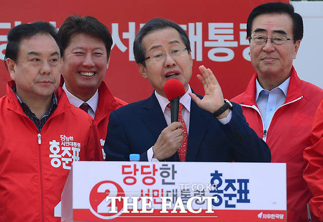 홍준표 자유한국당 대선 후보가 6일 오전 경기도 고양시 일산문화공원 광장에서 열린 합동 유세에서 시민들에게 지지를 호소하고 있다. /일산=이새롬 기자