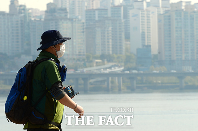 중국발 황사와 미세먼지가 기승을 부리고 있는 가운데 서울 여의도 한강공원에서 시민들이 마스크를 쓴 채 산책을 하고 있다. /남용희 기자