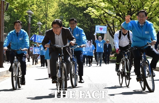 유승민 바른정당 대선 후보가 지난달 26일 오전 서울 동작구 보라매공원을 찾아 자전거로 유세를 하고 있다. /더팩트DB