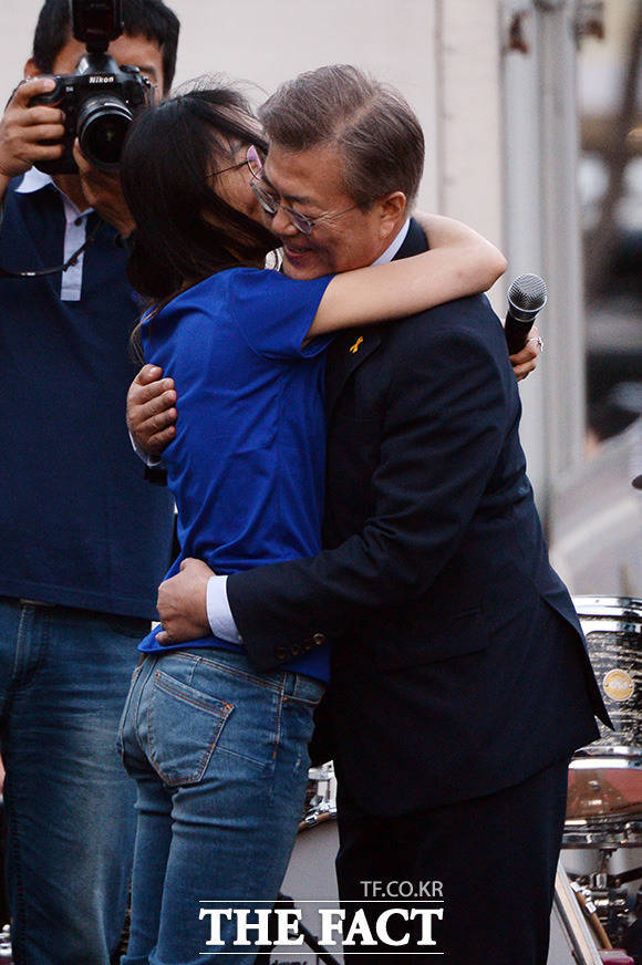 문재인 더불어민주당 대선후보가 6일 오후 서울 마포 홍대입구 걷고싶은거리에서 프리허그 행사를 갖고 한 여성과  포옹을 하고 있다. /홍대=임영무 기자