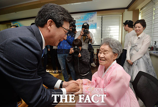 유승민 후보가 박옥선 할머니와 인사하고 있다.