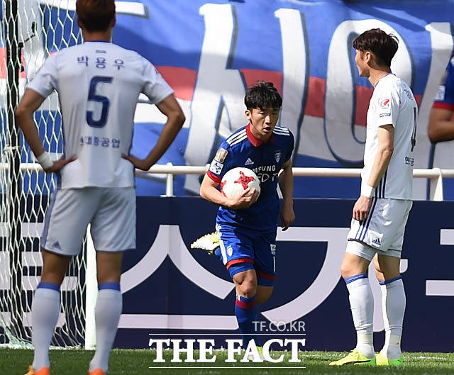 수원 김종우가 팀이 0-2로 뒤진 후반 만회골을 넣은 뒤 하프라인까지 볼을 들고 오고 있다.