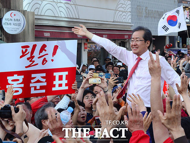홍준표 자유한국당 대선후보가 5일 오후 서울 마포구 신촌 로터리 앞에서 시민들에게 지지를 호소하고 있다. /남용희 기자