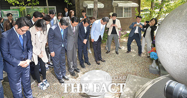 유승민 후보를 비롯한 바른정당 당직자들이 일본군위안부 피해자 추모비에서 묵념하고 있다.