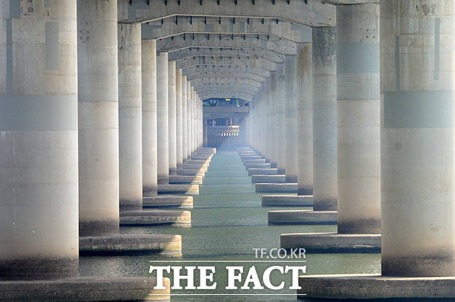 황사와 미세먼지 농도가 높은 가운데 철교 밑으로 들어오는 빛이 보이고 있다. /남용희 기자