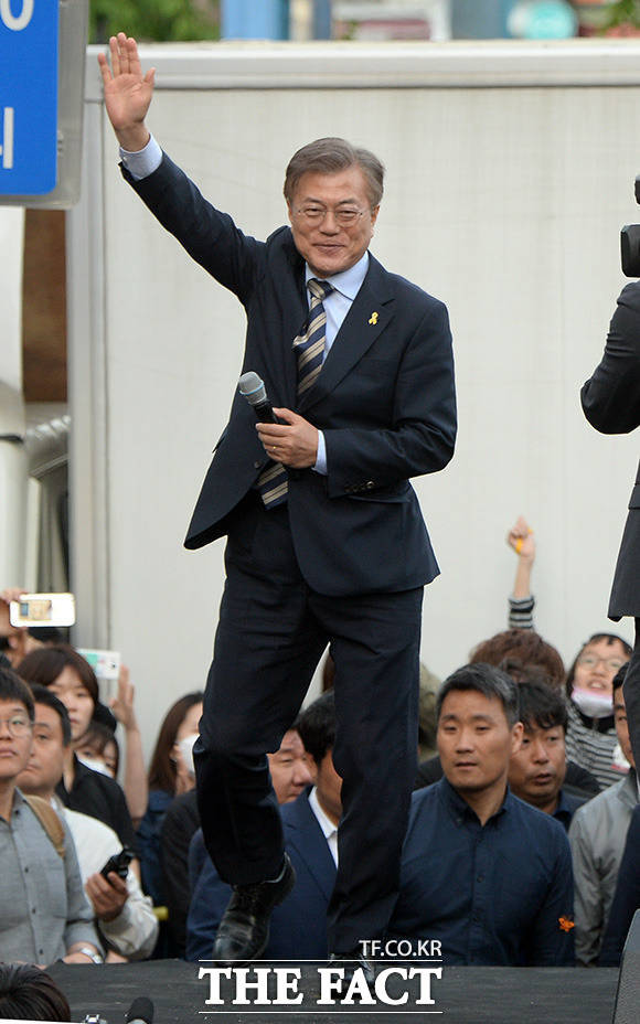 문재인 더불어민주당 대선후보가 6일 오후 서울 마포 홍대입구 걷고싶은거리에서 열린 프리허그 공약 실행 행사에 참석하고 있다. /임영무 기자