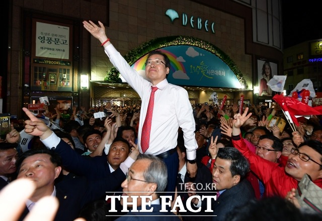 홍준표 자유한국당 대선 후보가 3일 오후 대구 중구 동성로에서 열린 대구대첩 대구거점유세를 하고 있다./ 더팩트DB